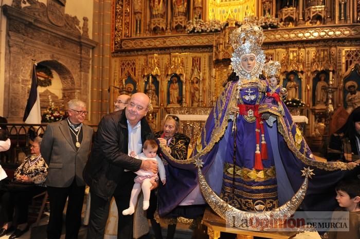 Los niños pasan por el manto de la Fuensanta