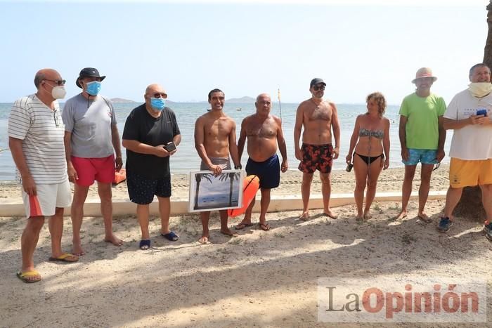 Un hombre cruza a nado el Mar Menor