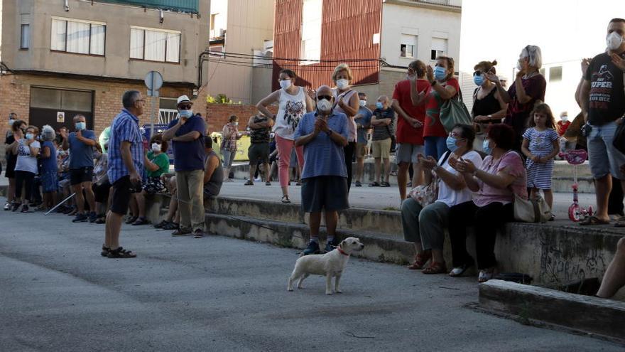 Concentració del veïnat per manifestar-se en contra de les ocupacions violentes a Sant Vicenç de Castellet