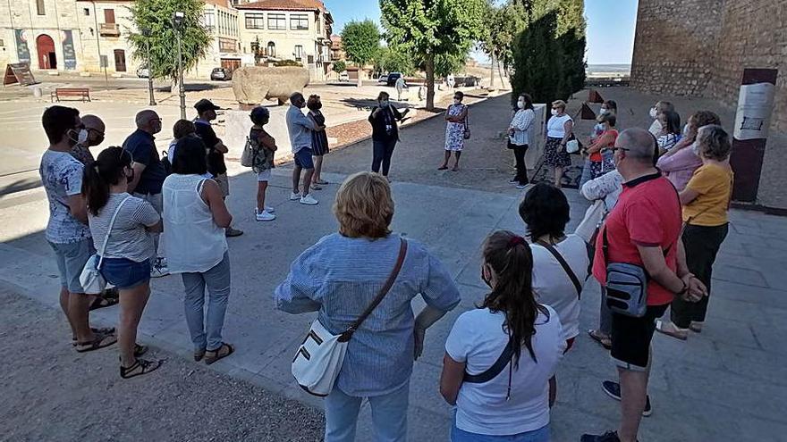 Participantes en la ruta se  reúnen en la plaza de San Agustín. | M. J. C.