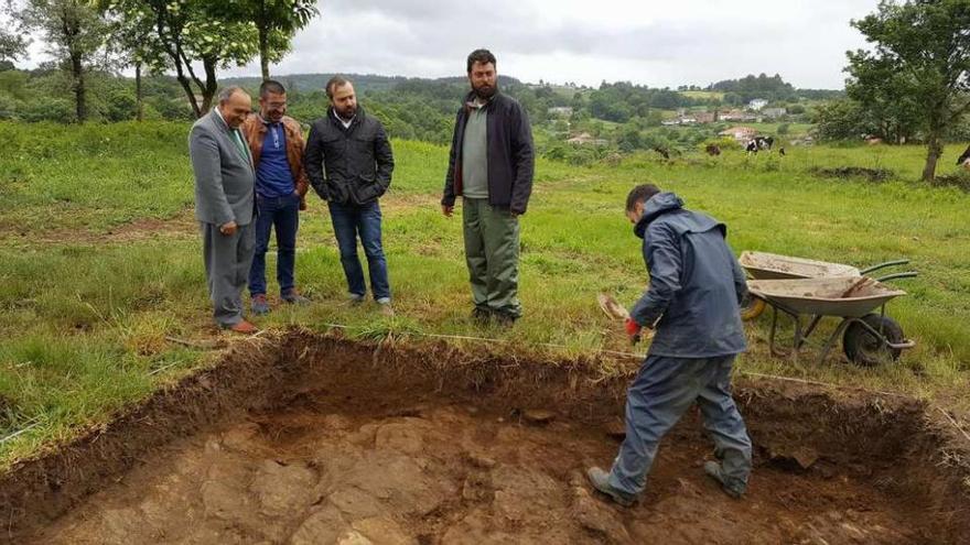 Rafael Cuiña y Francisco Vilariño visitaron ayer con Manuel Blanco la excavación del Castro de Doade.