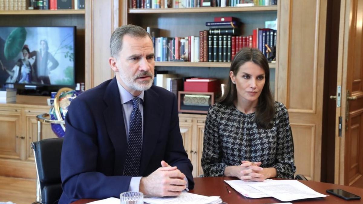 La reina Letizia con blusa de pata de gallo