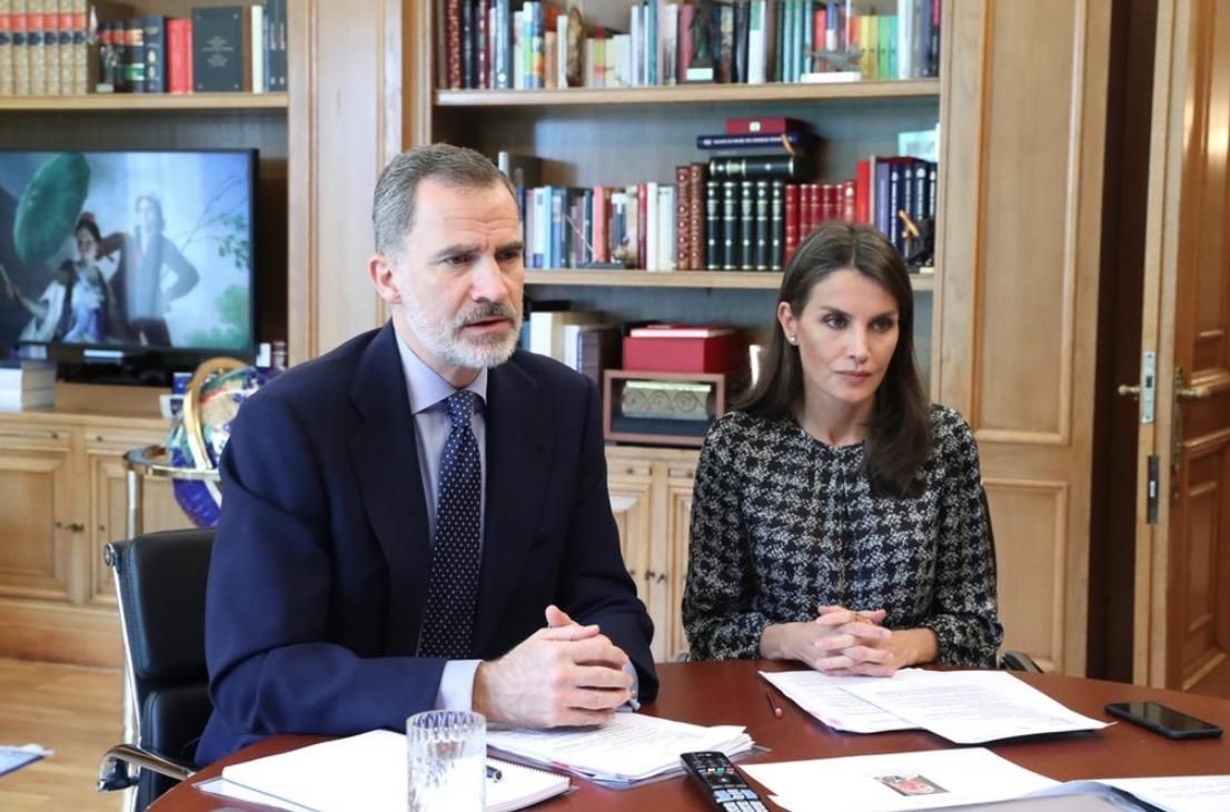 La reina Letizia con blusa de pata de gallo