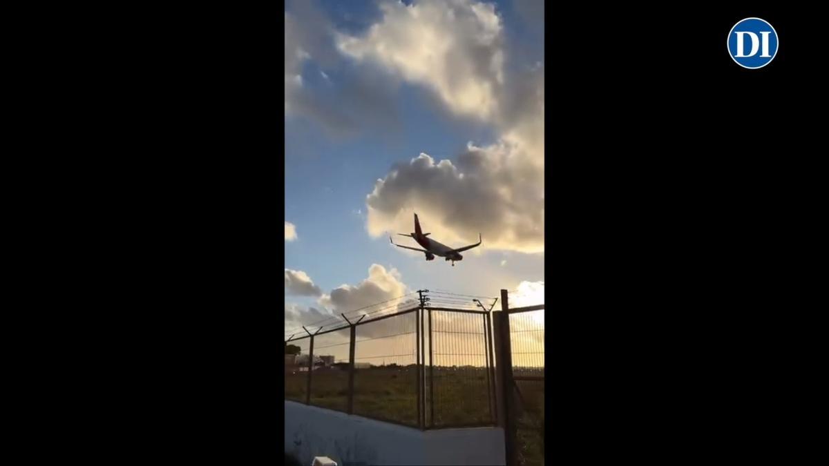 Un avión aterrizando de lado por los fuertes vientos en Ibiza