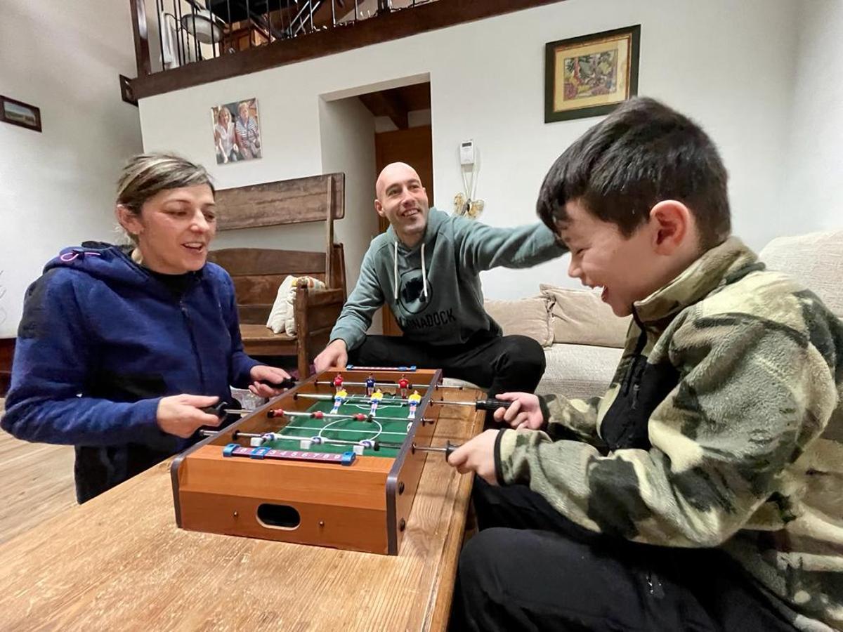 Mónica Díaz y Yago juegan al futbolín, con Raúl Vega como espectador