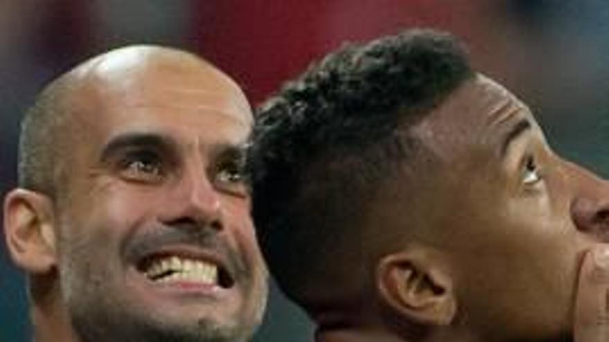 Guardiola y Boateng tras el gol.