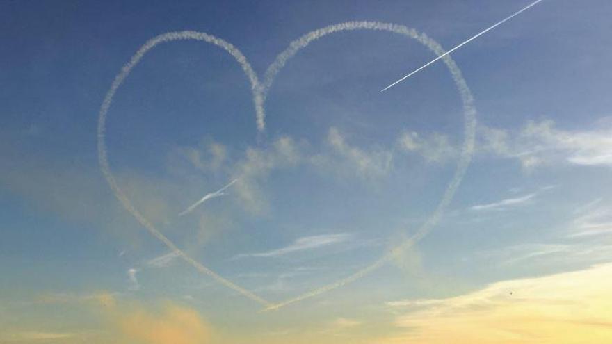 La Patrulla Águila felicita San Valentín con un corazón en el cielo