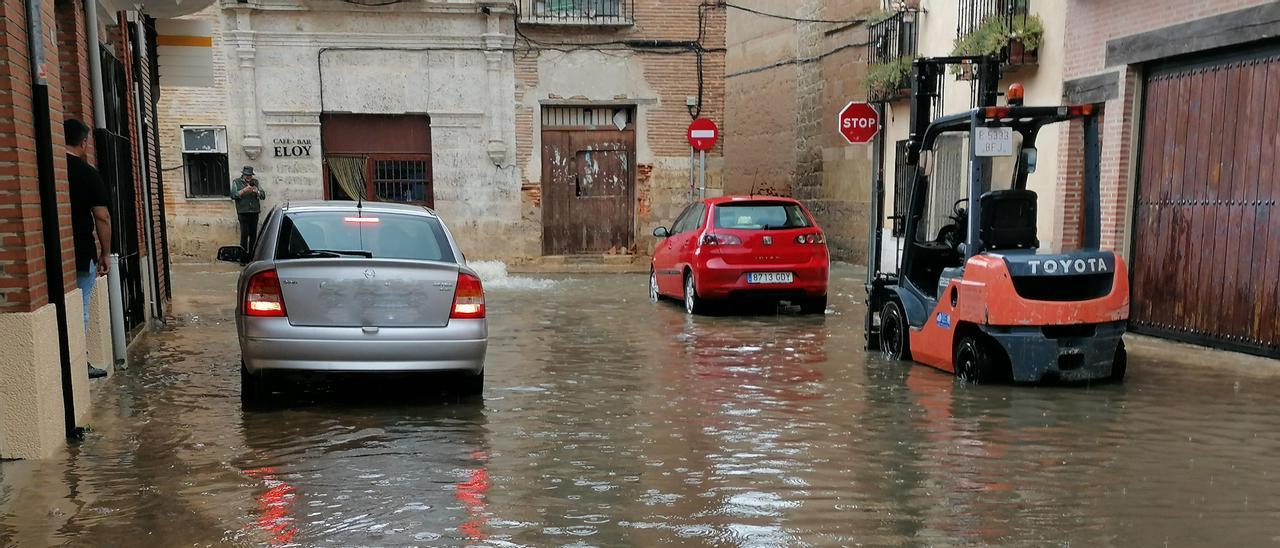 Un vehículo circula con precaución por la calle Tablarredonda