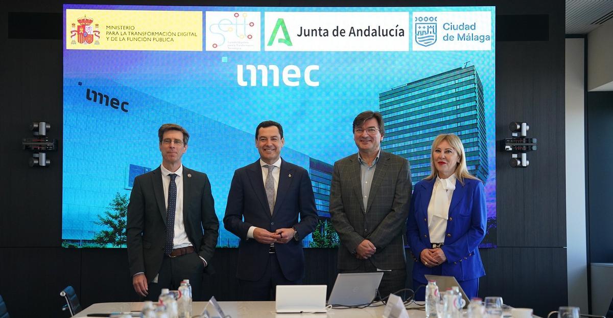 El presidente de la Junta de Andalucía, Juanma Moreno, y la consejera de Economía, Carolina España, en la visita a la sede del Imec en Lovaina (Bélgica).