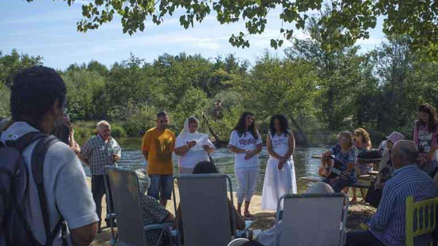 Un momento de la ceremonia previa al bautismo por inmersión junto al río Tera.