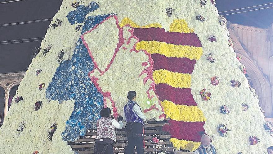 El significado del manto de la Virgen: un homenaje a las víctimas de la dana