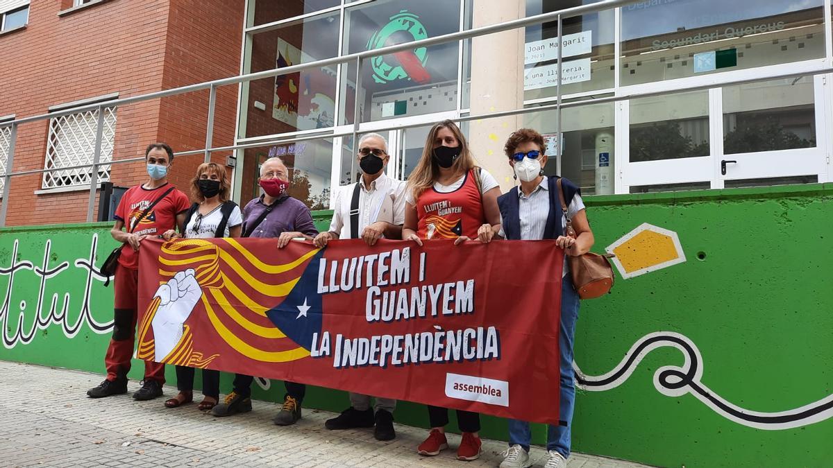 Representants de diferents ANC del Bages, aquest dimarts davant l&#039;institut Quercus