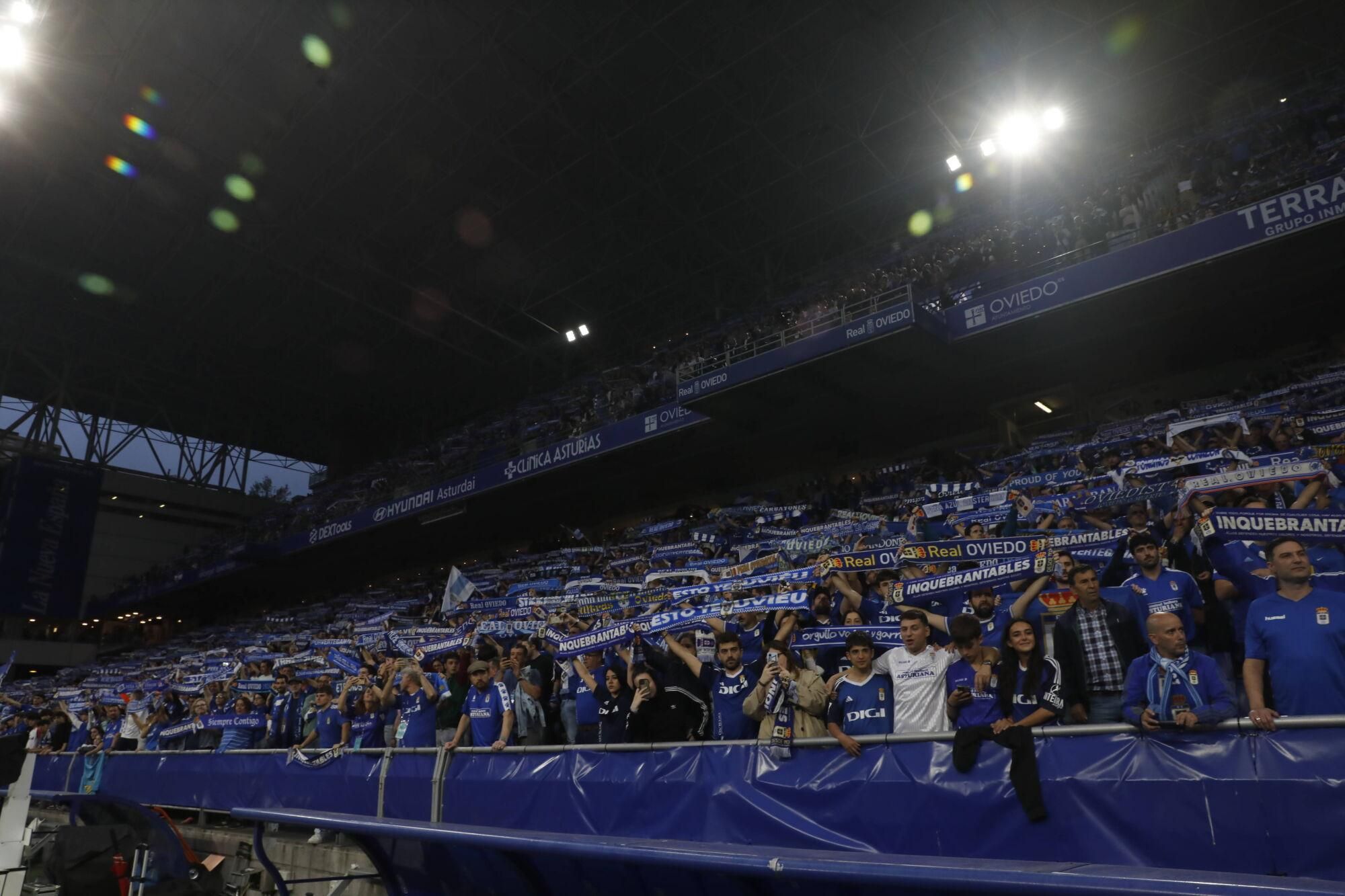 EN IMÁGENES: Ambientazo en la vuelta del play off entre Oviedo y Almería en el Carlos Tartiere