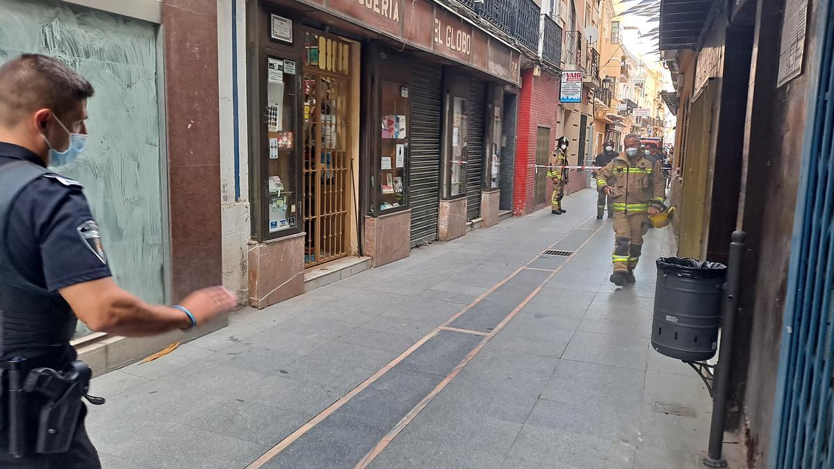 Policía local y bomberos en el exterior del establecimiento.