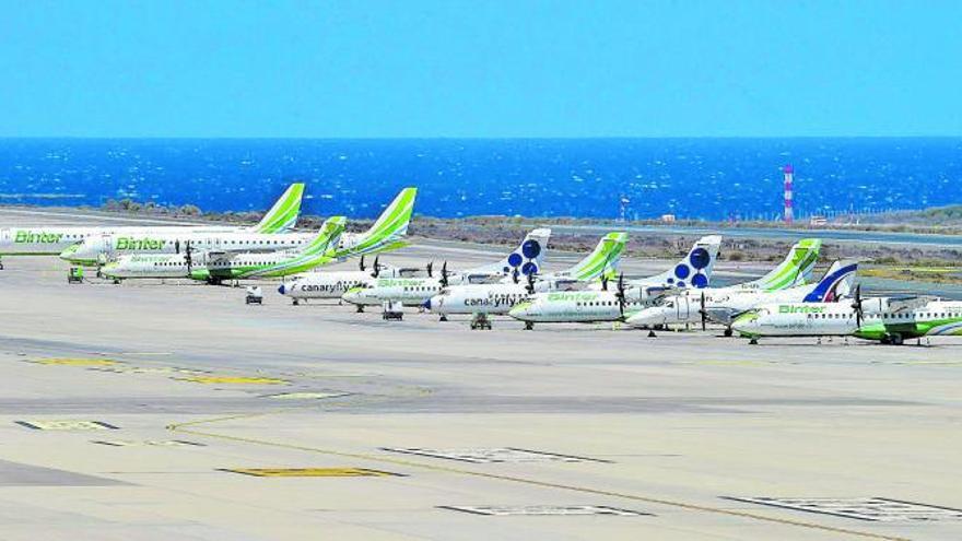 Aviones de las aerolíneas isleñas Binter y Canaryfly estacionadas en la pista.