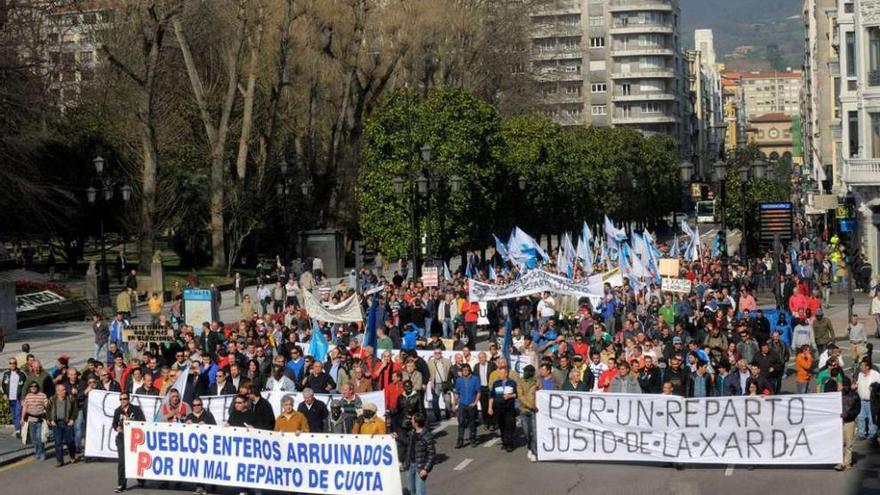 Marineros gallegos en la manifestación contra el reparto de xarda, en Oviedo en 2014. // Nacho Orejas