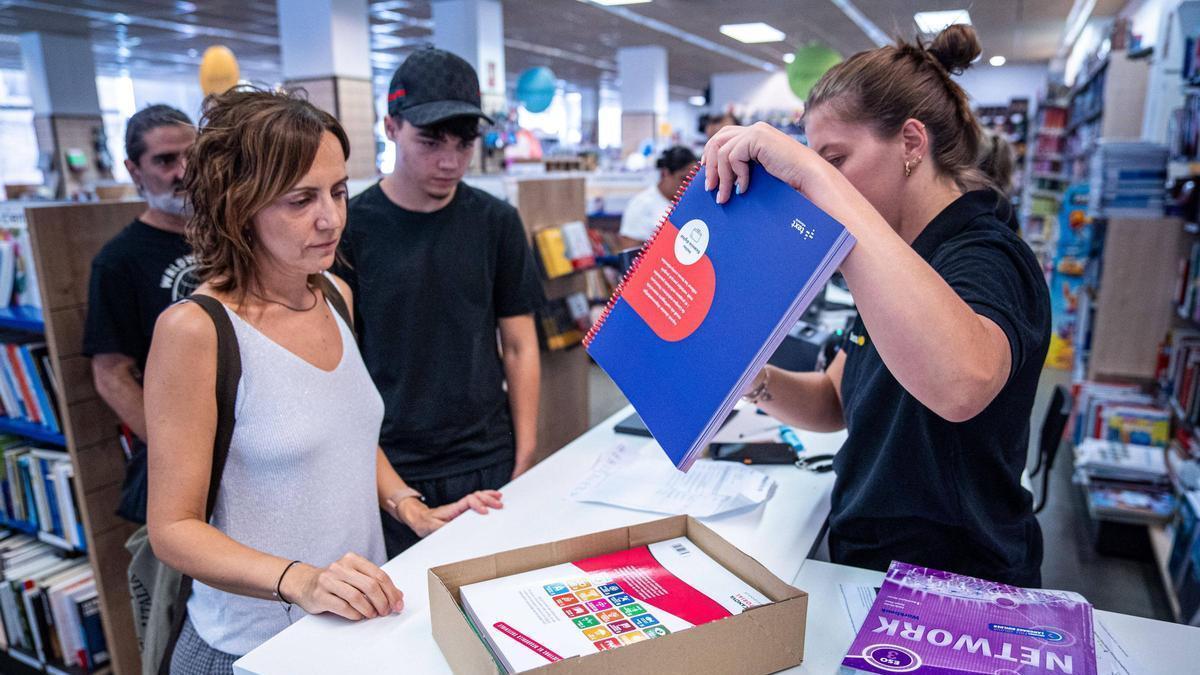 Una família recollint els llibres de text, a l'Abacus de Manresa
