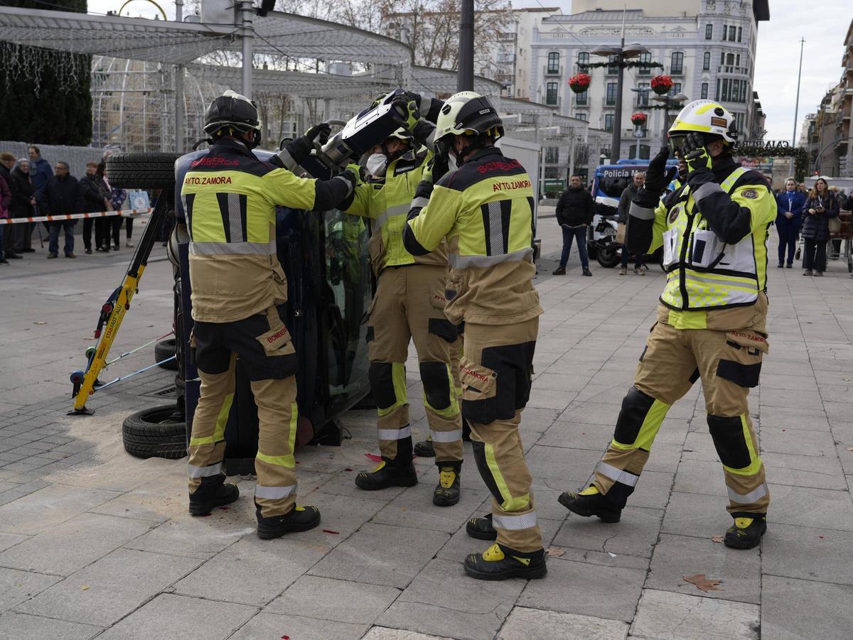 Simulacro de accidente de tráfico en la plaza de la Marina de Zamora.