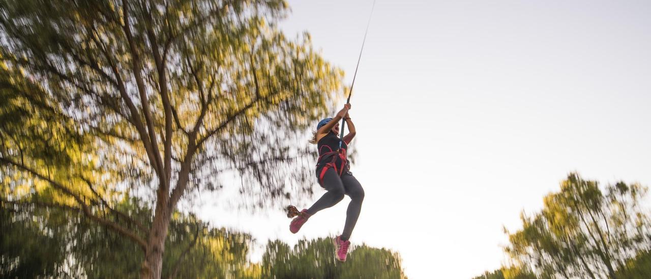 Una joven disfruta en un parque multiaventura, del que, de momento, carecerá la ciudad.