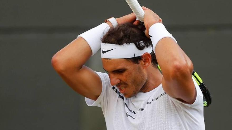 Rafel Nadal lamenta uno de los puntos perdidos por un error suyo a lo largo del quinto set de su partido ante Gilles Muller.