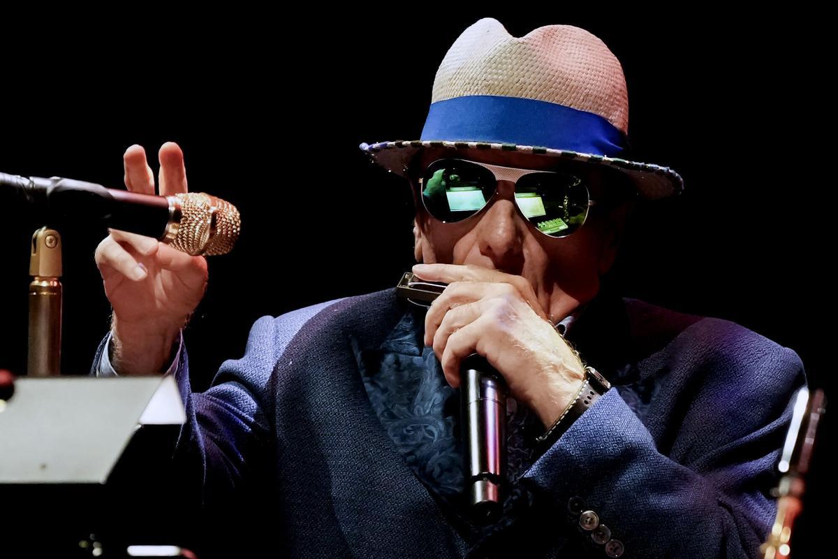 BARCELONA, 03/07/2026.- El norirlandés Van Morrison actúa durante el concierto ofrecido este viernes en Barcelona. EFE/Enric Fontcuberta