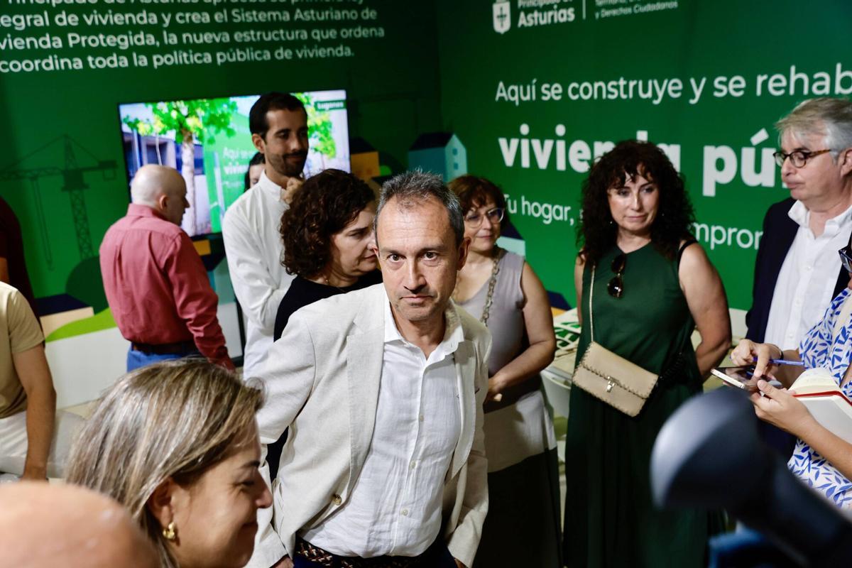 El consejero Ovidio Zapico durante su visita a la Feria de Muestras.