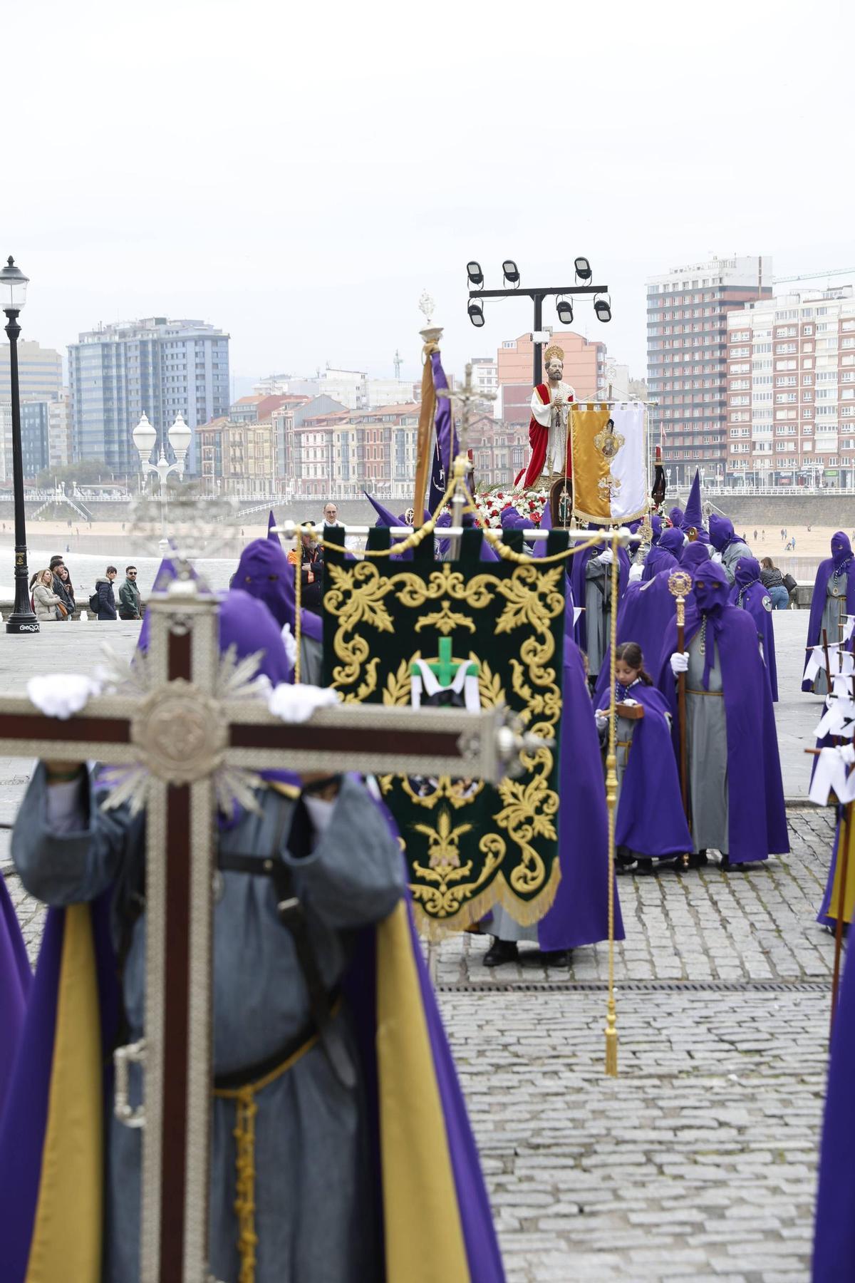 La procesión del Encuentro de Resurrección en Gijón, en imágenes