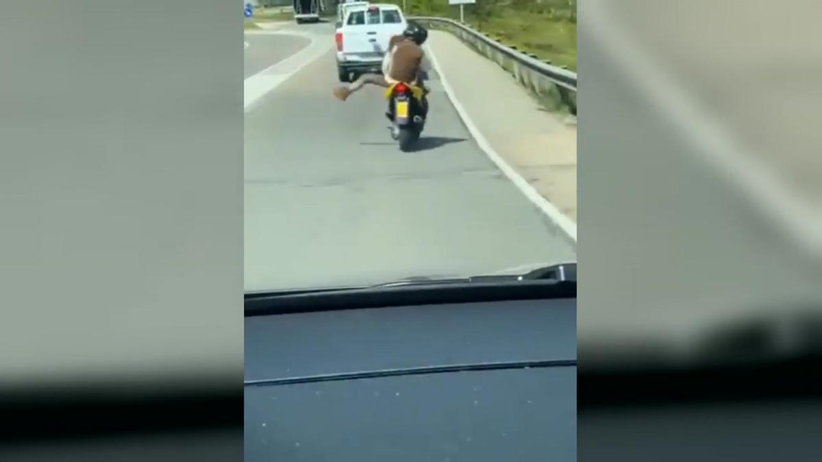 Denunciada esta conductora por conducción temeraria sobre la moto