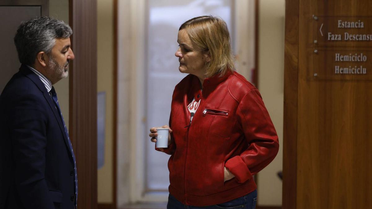 Covadonga Tomé conversa, con un café en la mano, con el consejero Alejandro Calvo, en la Junta, ayer.