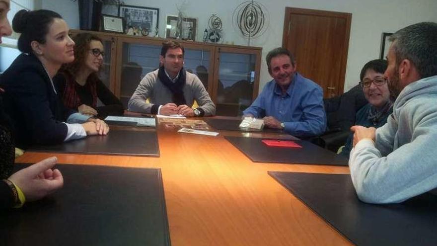 Rodríguez, Fernández y Pita, con miembros de ASSEII. // FdV