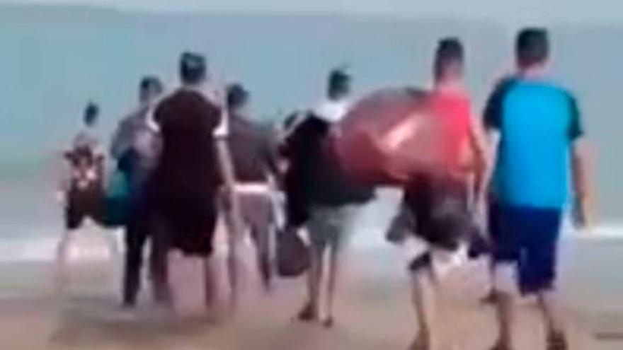 So verschwommen wie dieses Bild ist auch die Beweislage: Irreguläre Migranten schicken sich an einem Strand in Algerien an, ein Boot zu besteigen, das sie nach Mallorca bringen soll.