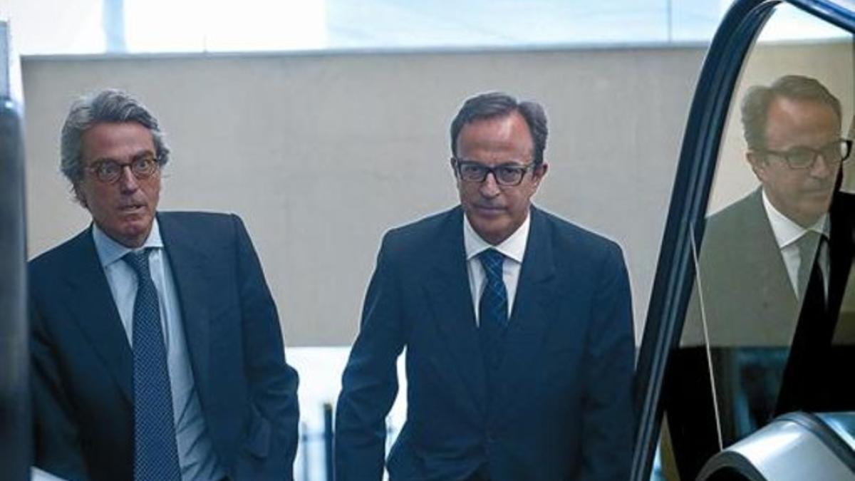 El empresario catalán Joaquim Boixareu (derecha) llega a la Ciutat de la Justícia de Barcelona, ayer.