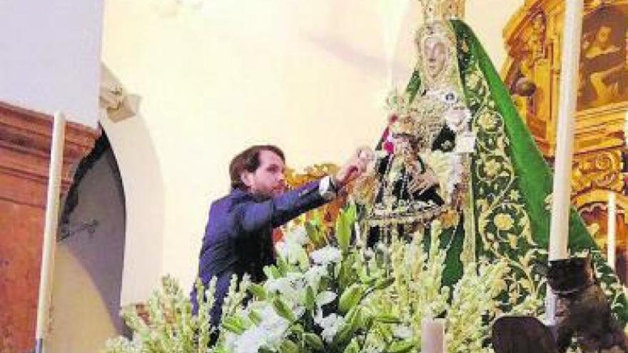 La Virgen de la Sierra recibe el bastón de mando