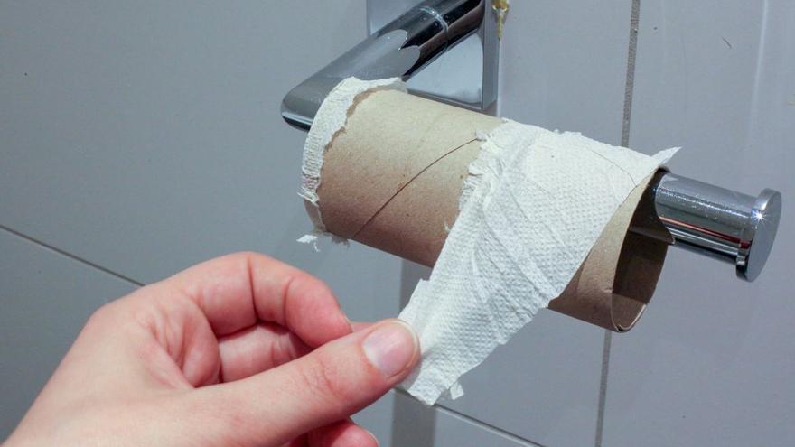 Así debes colocar el papel higiénico en el baño, según la ciencia