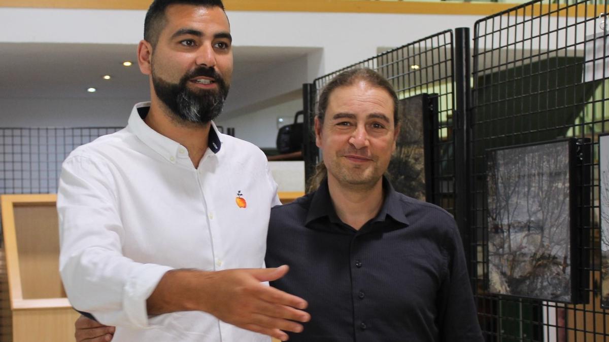 Héctor Morales, a la derecha, junto al edil expulsado de Ciudadanos, en una imagen tomada al arrancar la legislatura