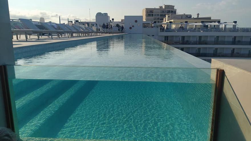 La nueva piscina 'infinity' en la azotea del hotel Bayrén de Gandia