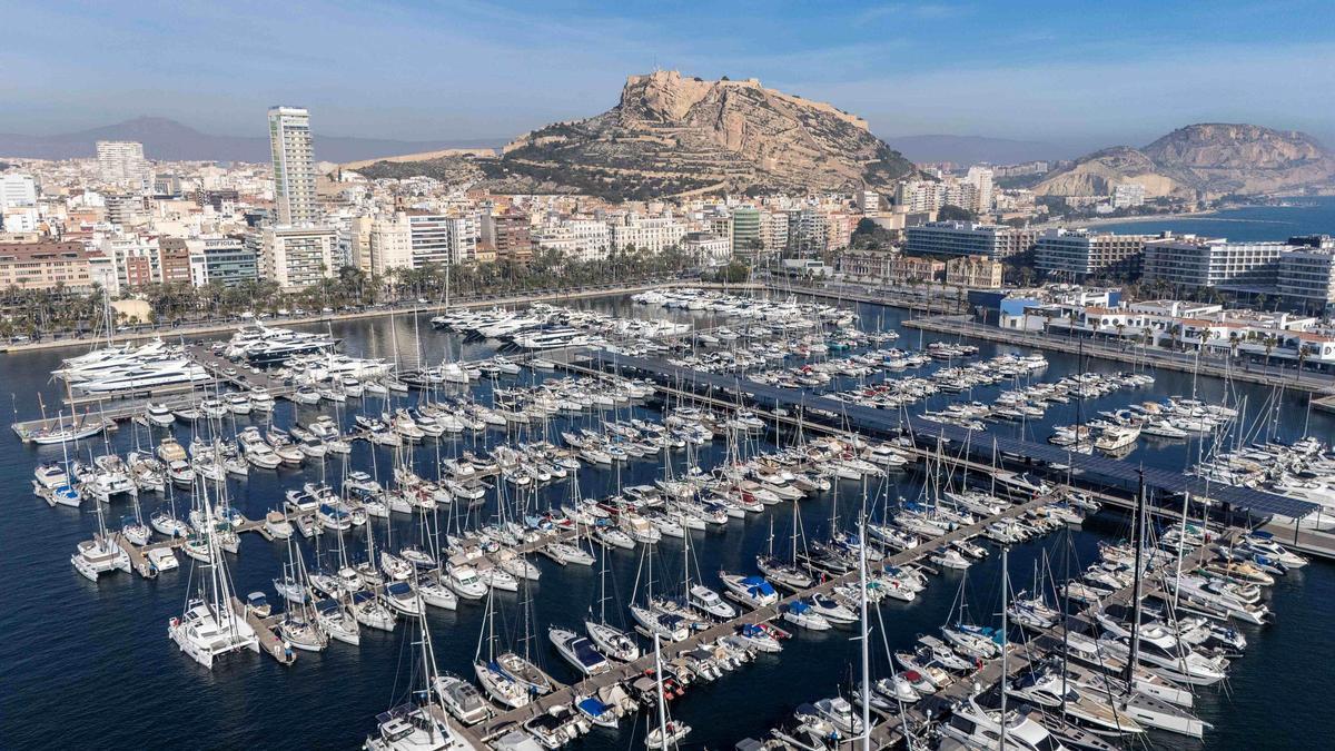 Vista aérea a vista de dron del Puerto de Alicante.