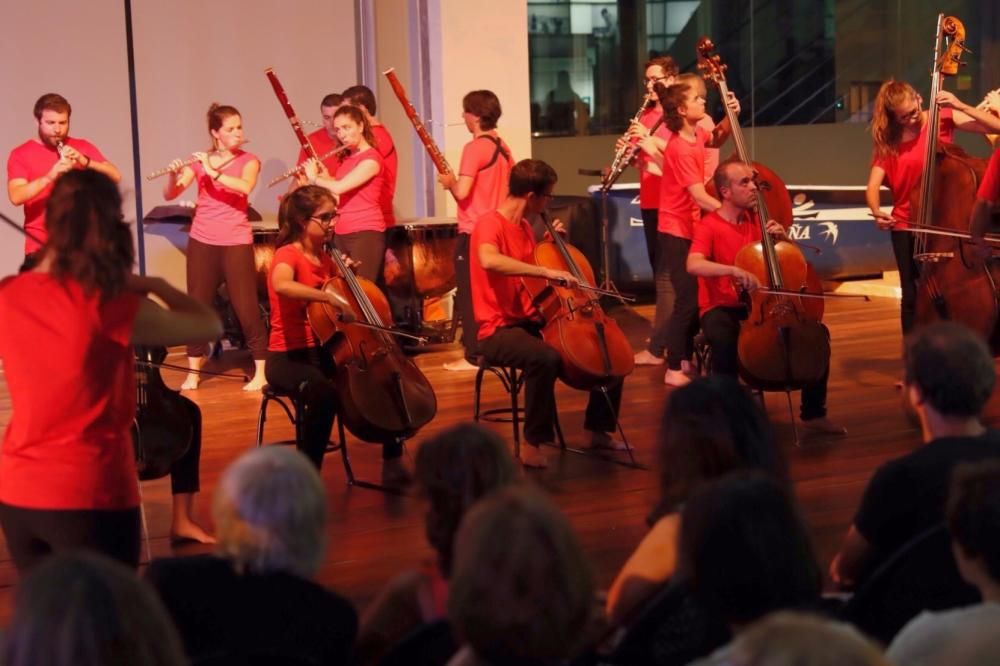 Los músicos de la Ensemble Galería interpretan la quinta Sinfonía de memoria en  un espectáculo integral.