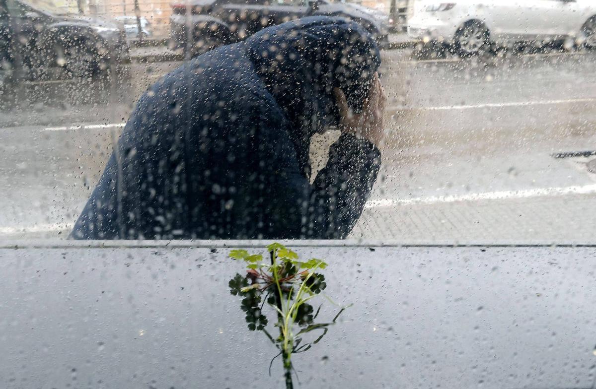 La borrasca Nils pone a prueba la fe en el paraguas (otra vez)