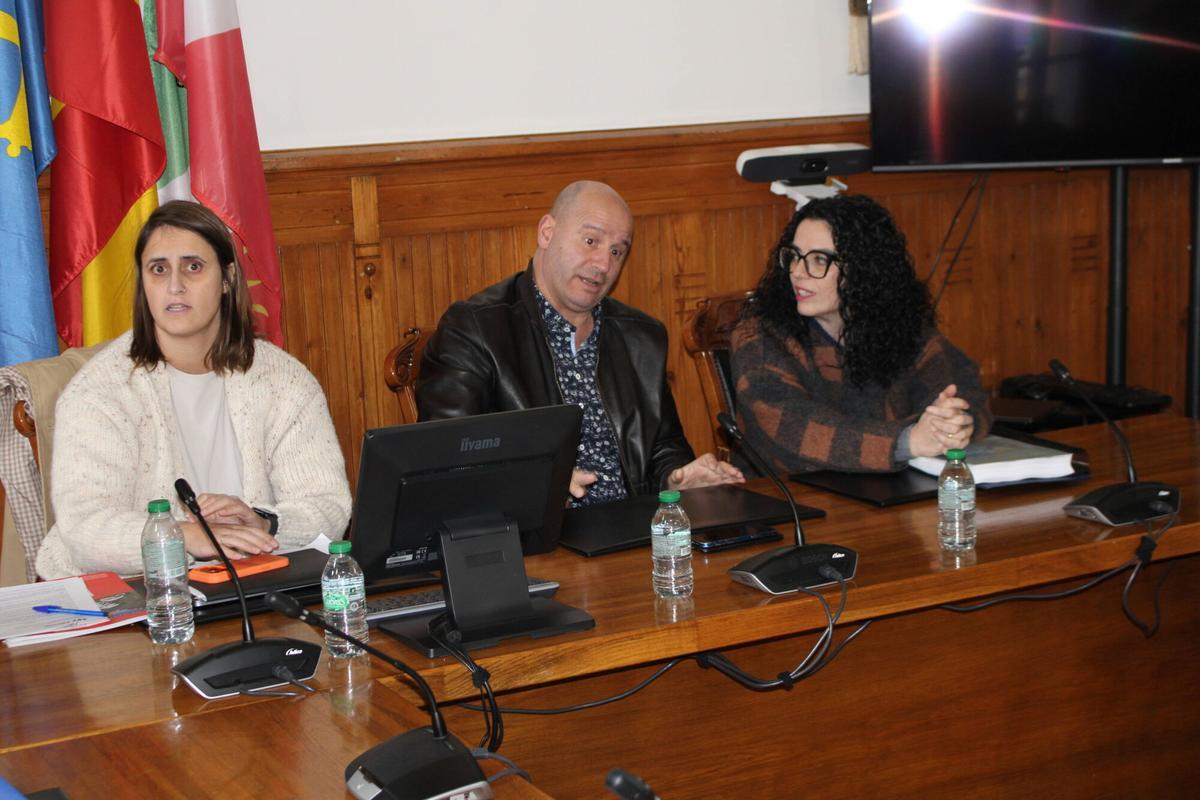 Por la derecha, Vanesa Gutiérrez, Juan Carlos Iglesias y Manuela Ena, durante su reunión en el Ayuntamiento de Aller.