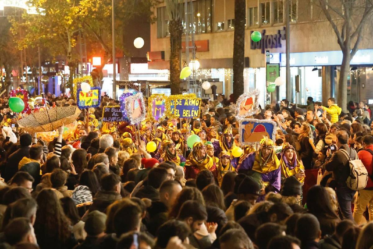 La Cabalgata de los Reyes Magos reparte ilusión por las calles de Córdoba