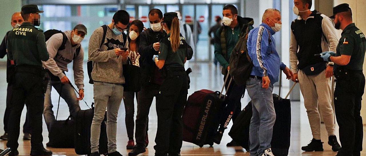 Un grupo de pasajeros, en el aeropuerto de Madrid Barajas. |   // EFE