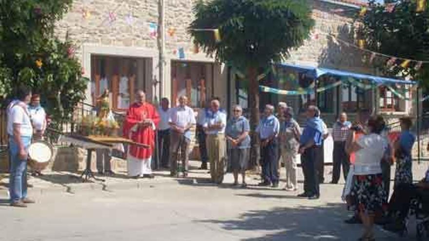 Oficios religiosos en Cibanal durante unos pasados festejos.