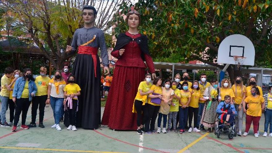 Un grupo de alumnos del colegio de Educación Especial de La Panderola, con los dos ‘gegants’ de Vila-real.
