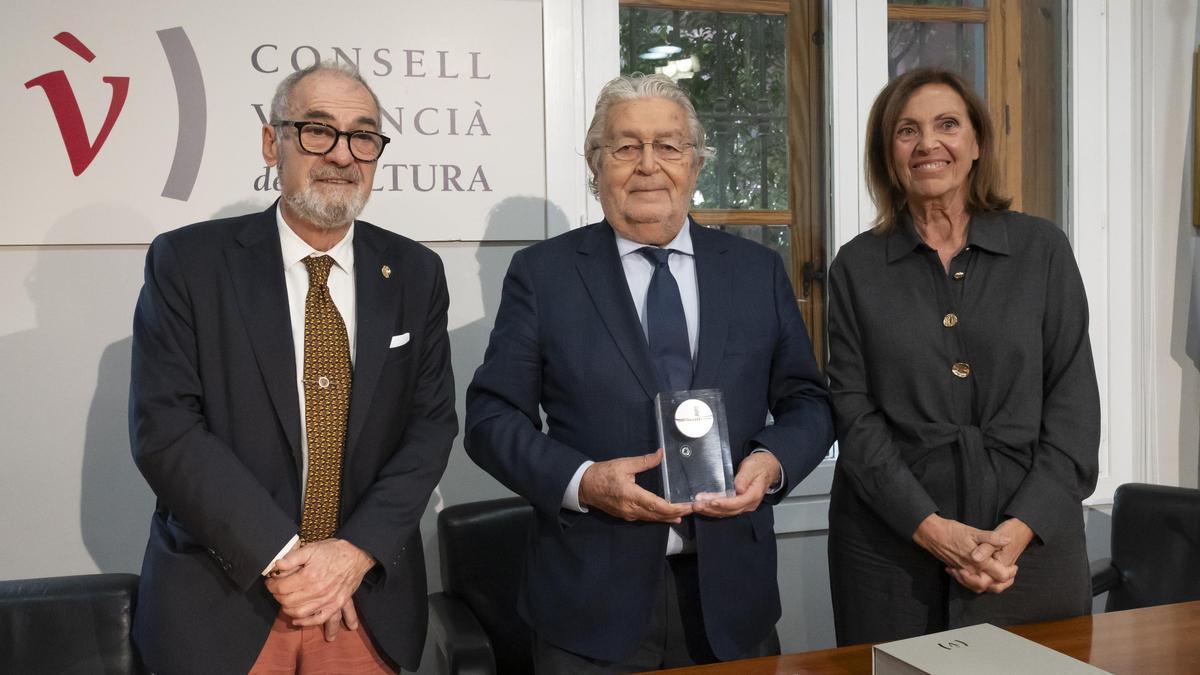 José María Lozano, Rafael Alcón y Amparo Carbonell.