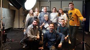 Equipo de la serie ’La sagrada familia’, con David Trueba en el centro y Jordi Ferrerons detrás de él.