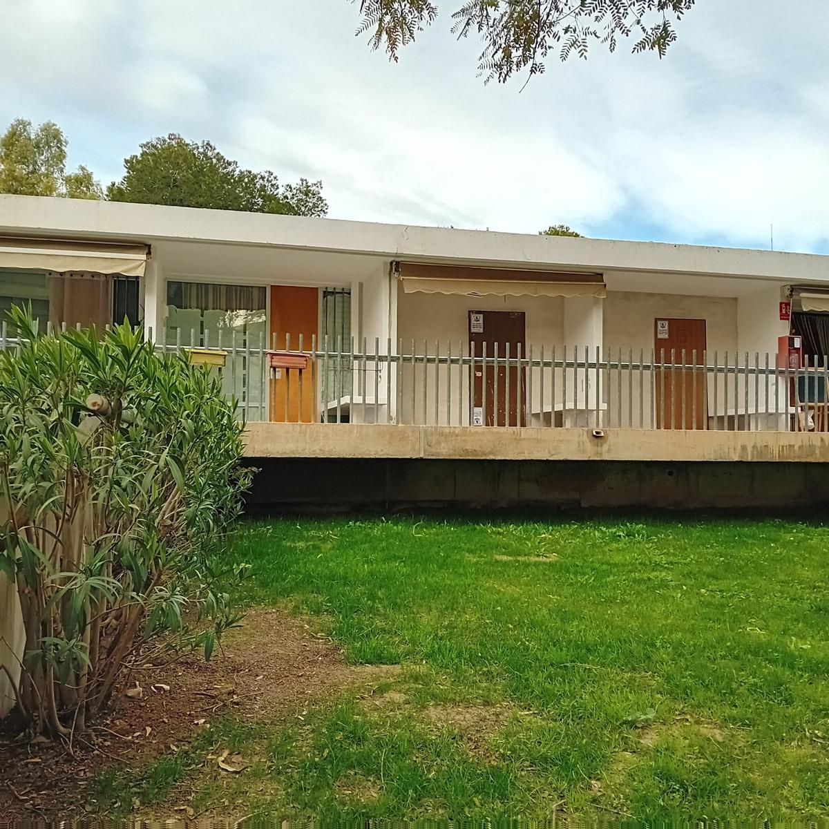 La vivienda okupada y, a la derecha, las dos tapiadas