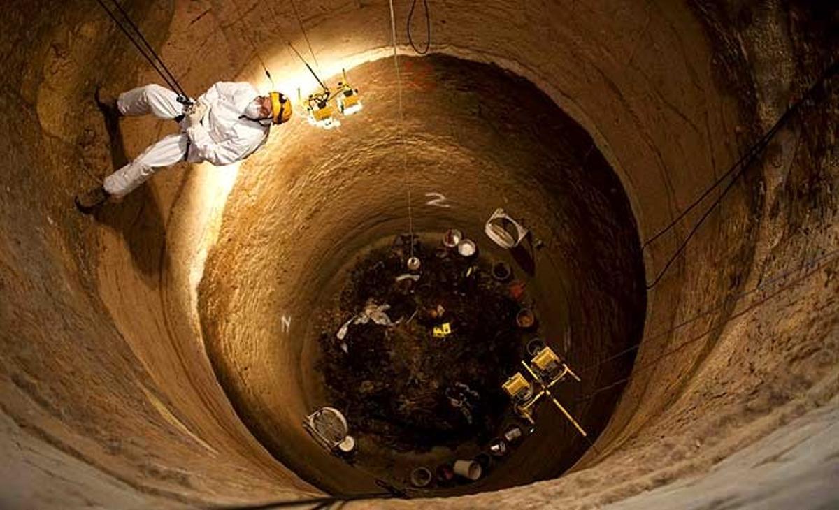 L’antropòleg forense Mynor Silvestre escala la paret d’una fossa comuna després d’un dia d’exhumacions en un dels cementiris més grans de la ciutat de Guatemala, La Verbena.