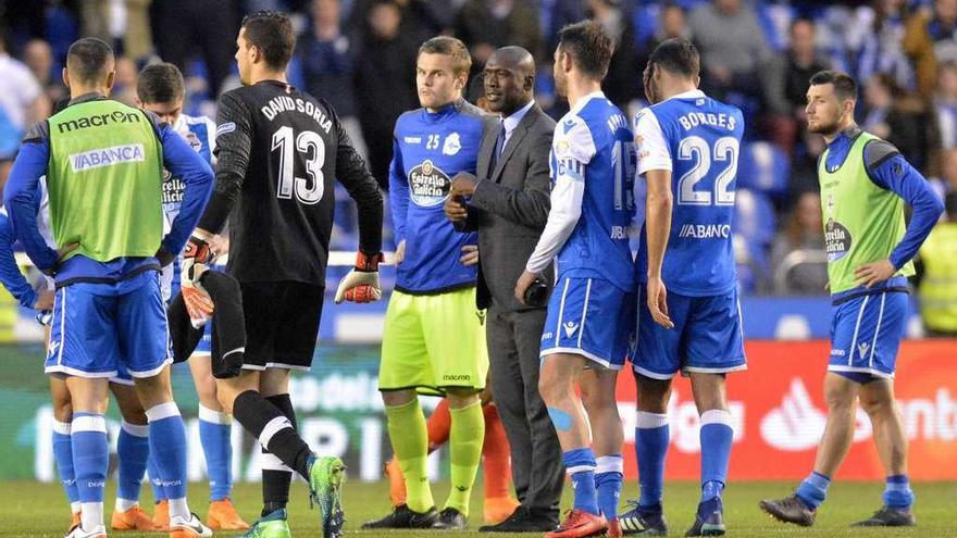 Los jugadores deportivistas, con Seedorf a la cabeza, tras el empate contra el Sevilla de la semana pasada.