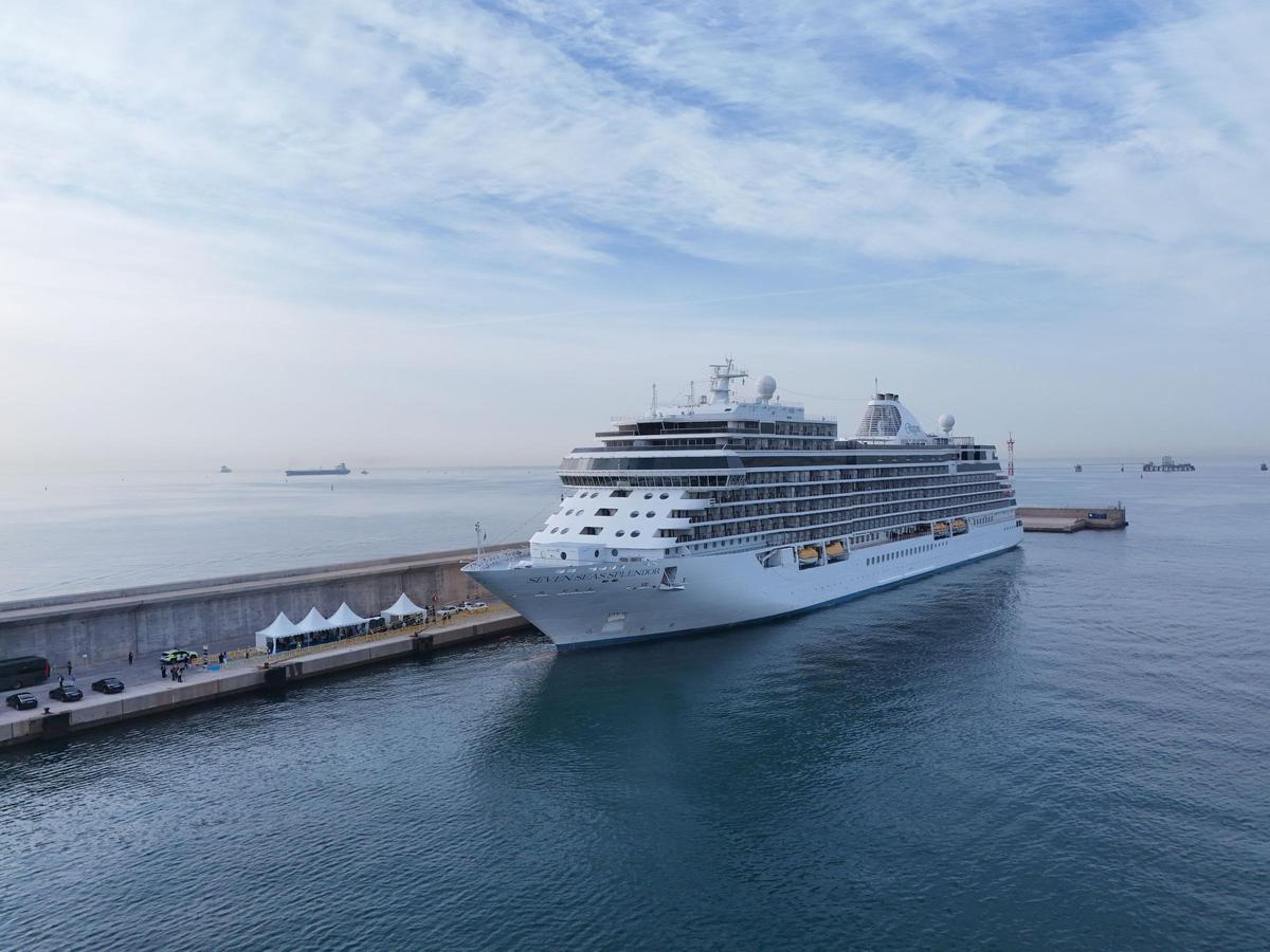 Un crucero en el puerto de Castellón.